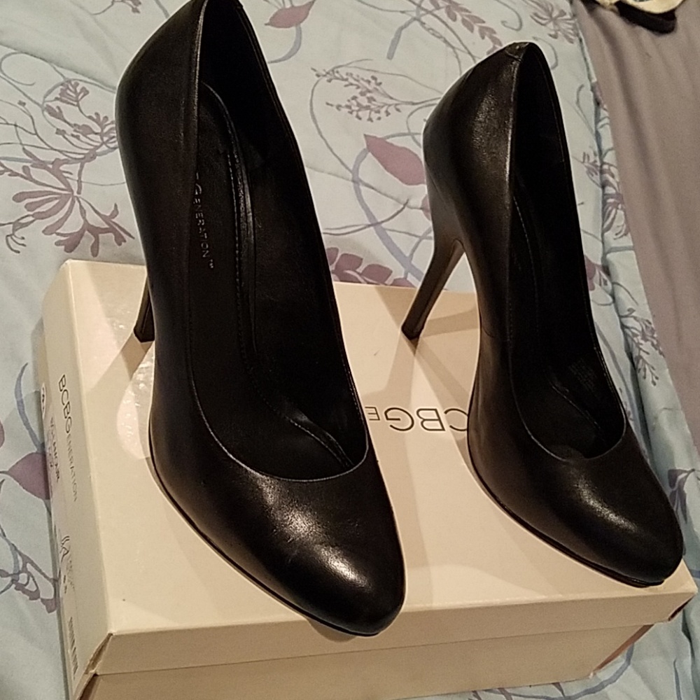 Black BCBG pumps with platform.